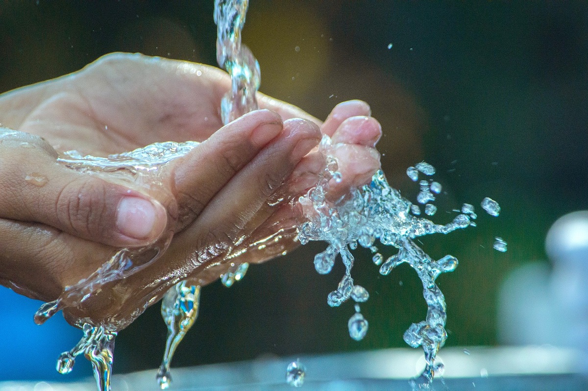 Coronavirus, dalla barba all’acqua potabile: 5 fake news smentite sul contagio