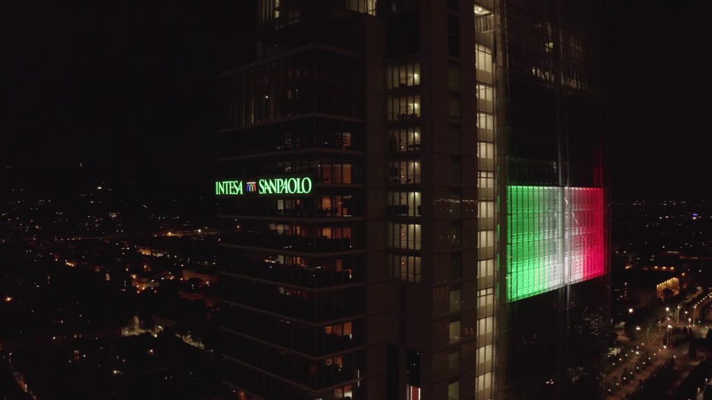 Intesa Sanpaolo illumina le sue sedi con il Tricolore