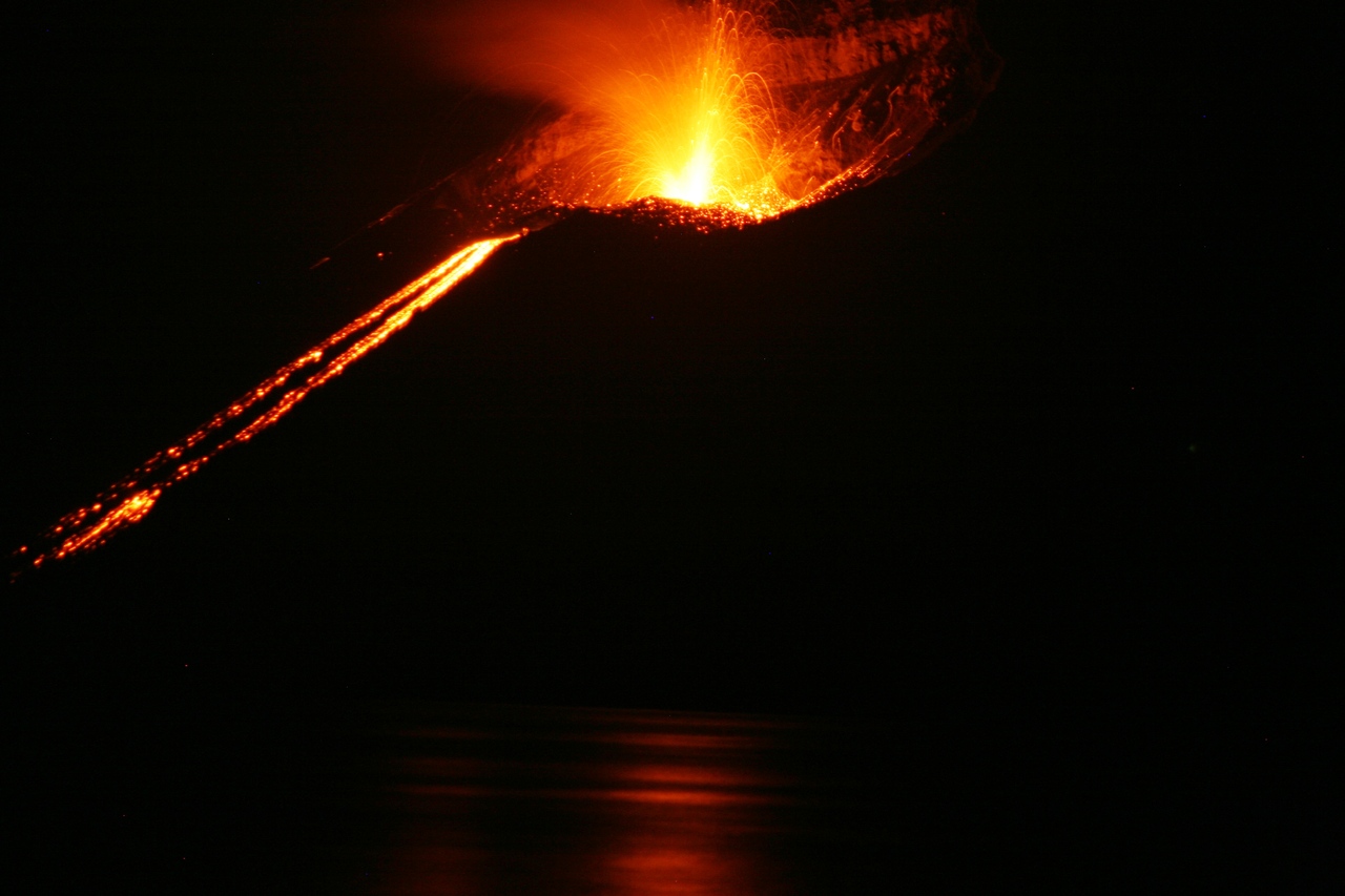 Immagine di archivio del vulcano Krakatoa