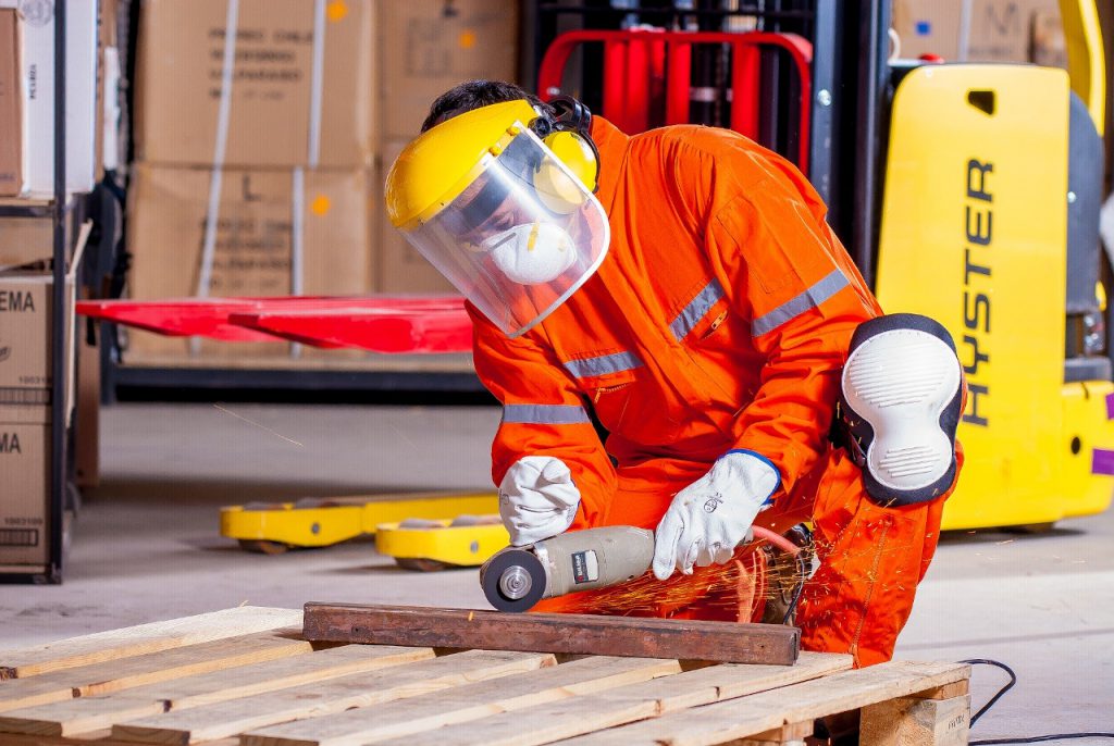 Industria, l’Istat: +1,0% della produzione su mese, -2,4% su anno