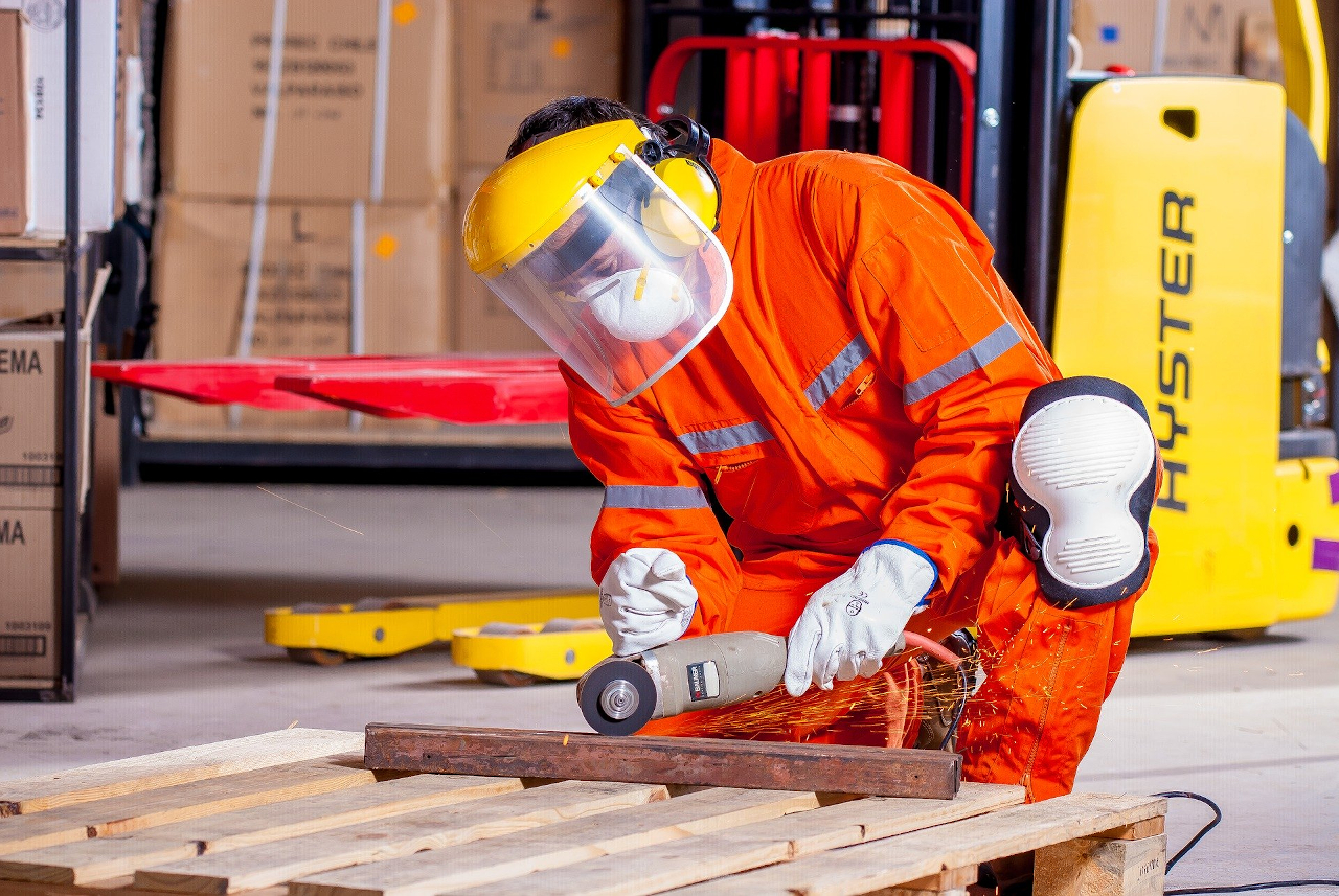 Industria, l’Istat: +1,0% della produzione su mese, -2,4% su anno