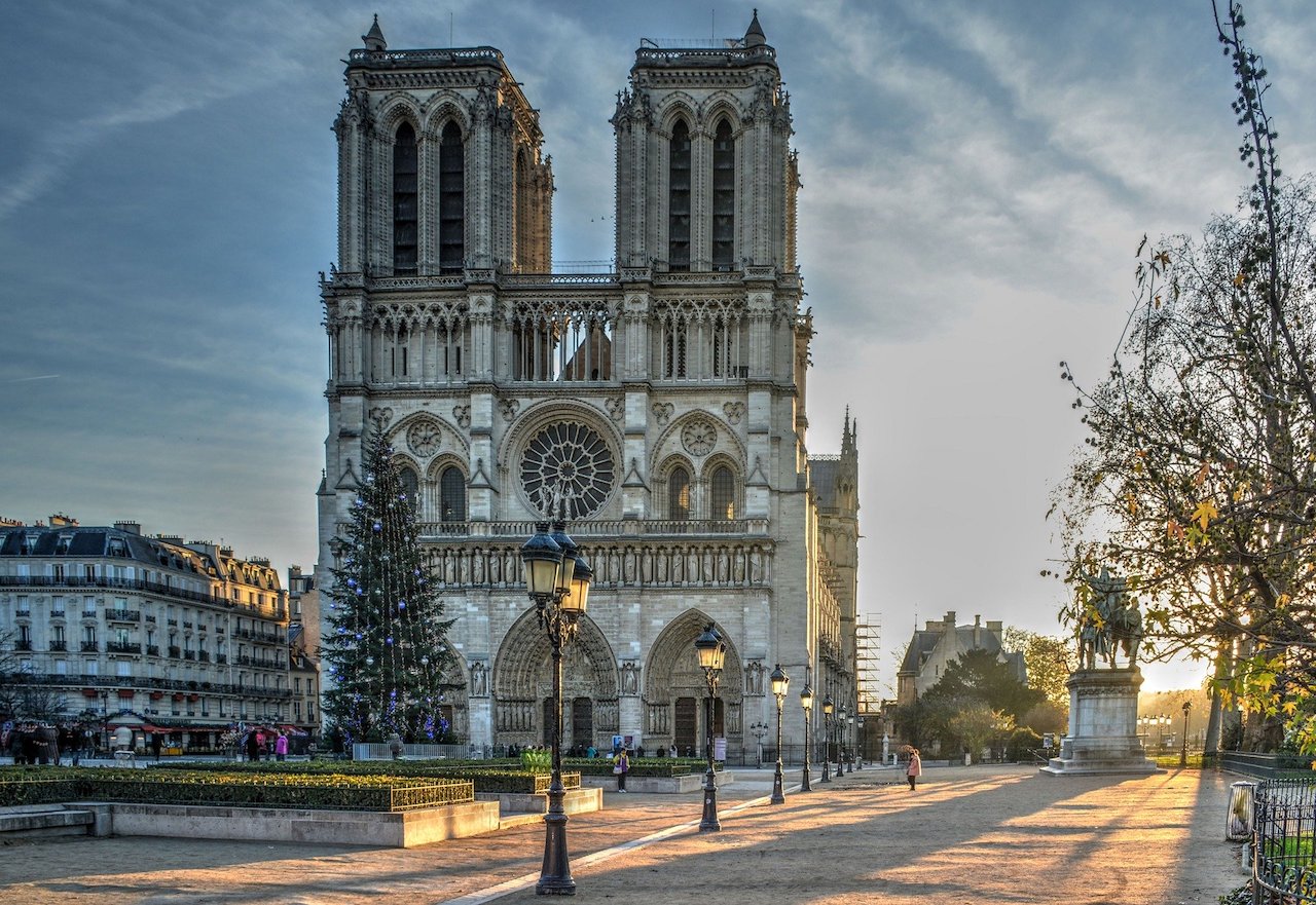 “Notre-Dame come Disneyland”: il no di 100 intellettuali francesi