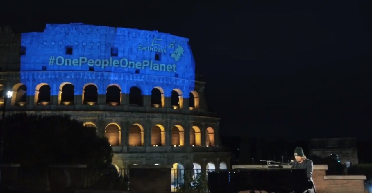 In occasione della cinquantesima Giornata della Terra, Zucchero ha intronato l'inedito "Canta la vita" dal Colosseo (Twitter - @ZuccheroSugar)