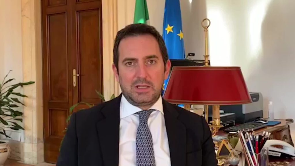 Coronavirus, botta e risposta nel governo sullo stop della Serie A