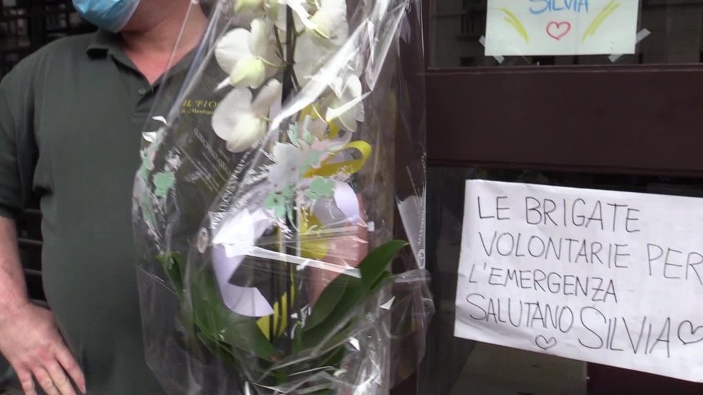 Silvia Romano, omaggio floreale