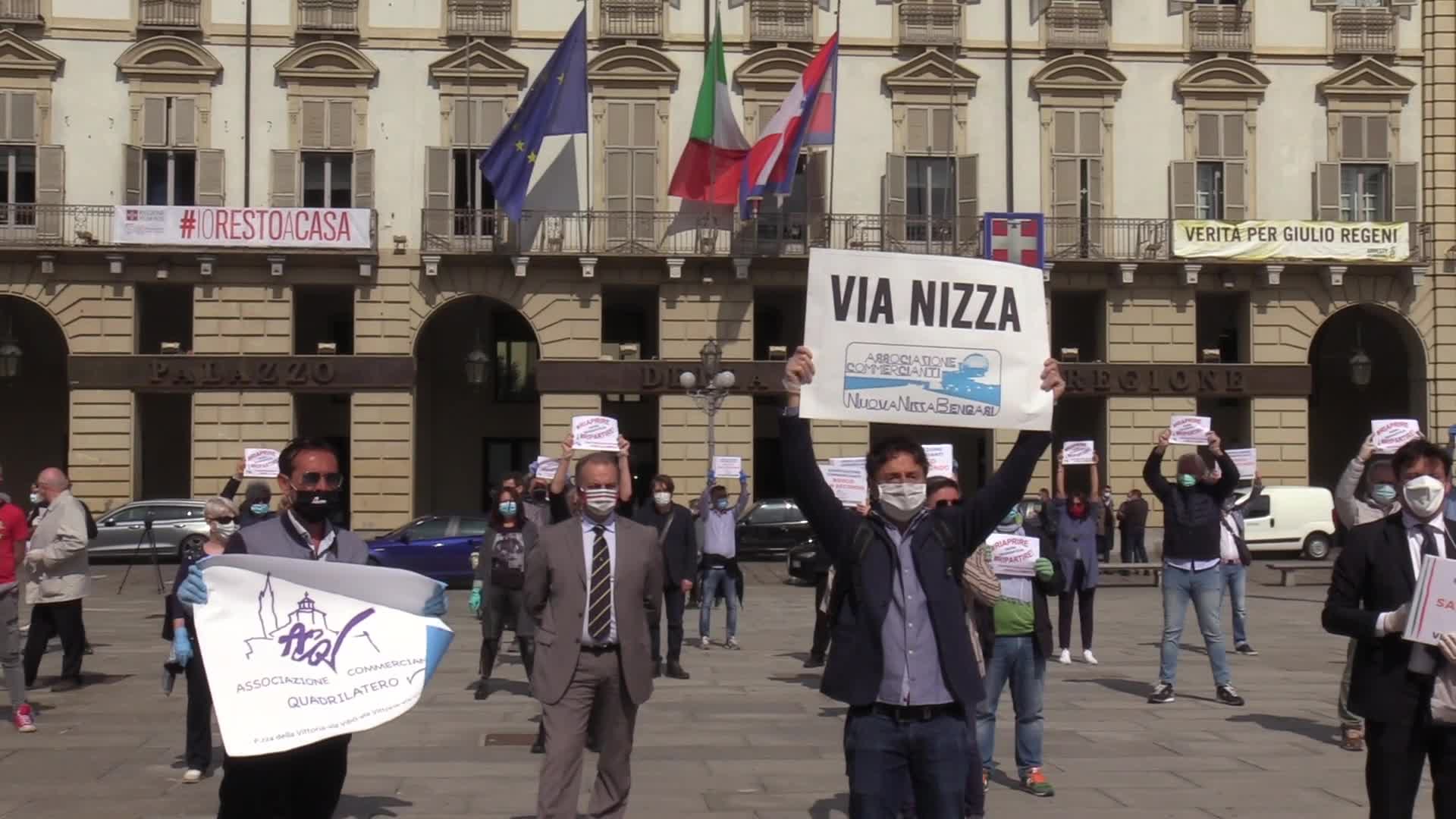 Coronavirus, flash mob commercianti a Torino: "Siamo disperati"