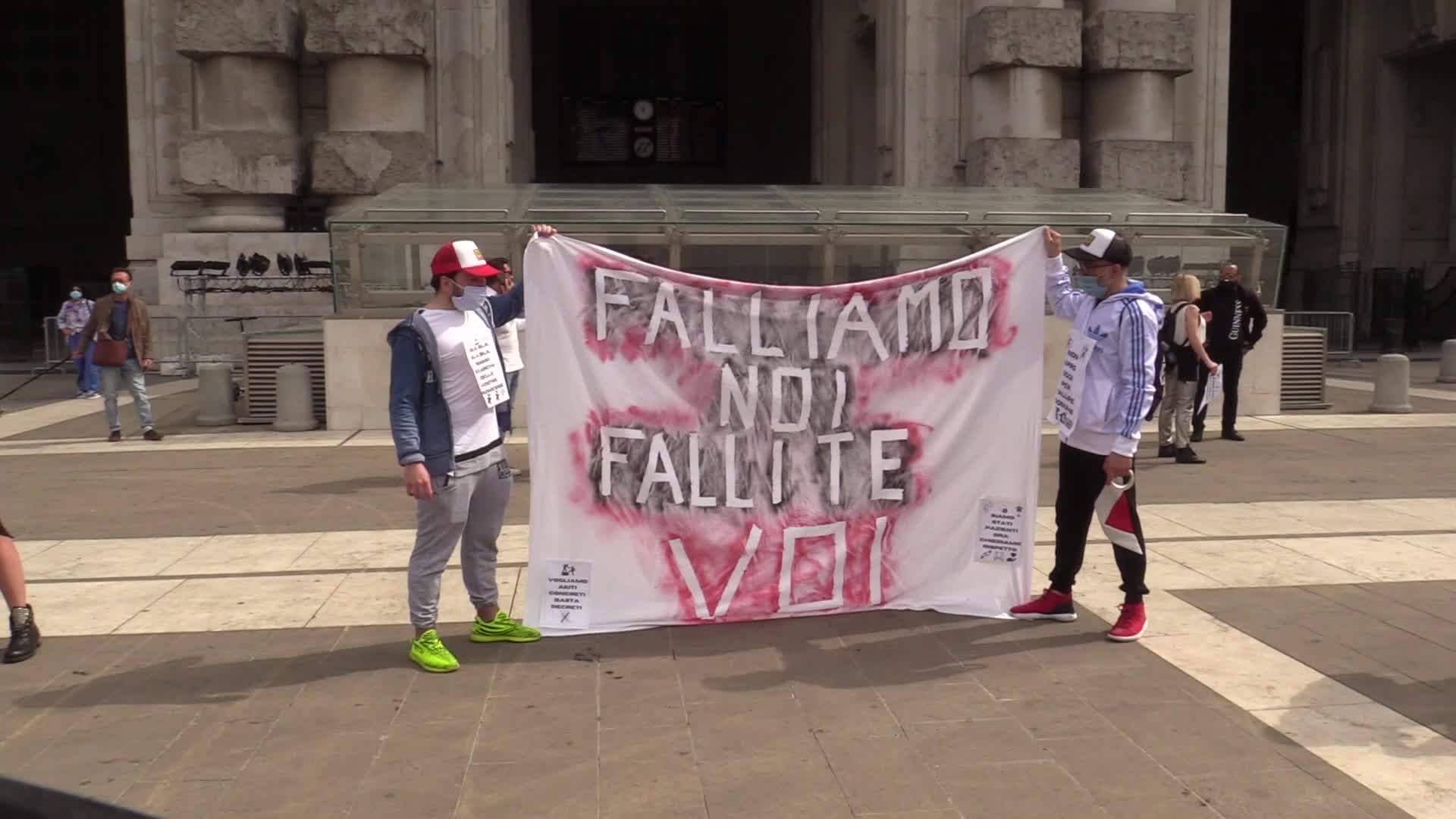 Fase 2, protesta dei ristoratori a Milano: "Situazione insostenibile"