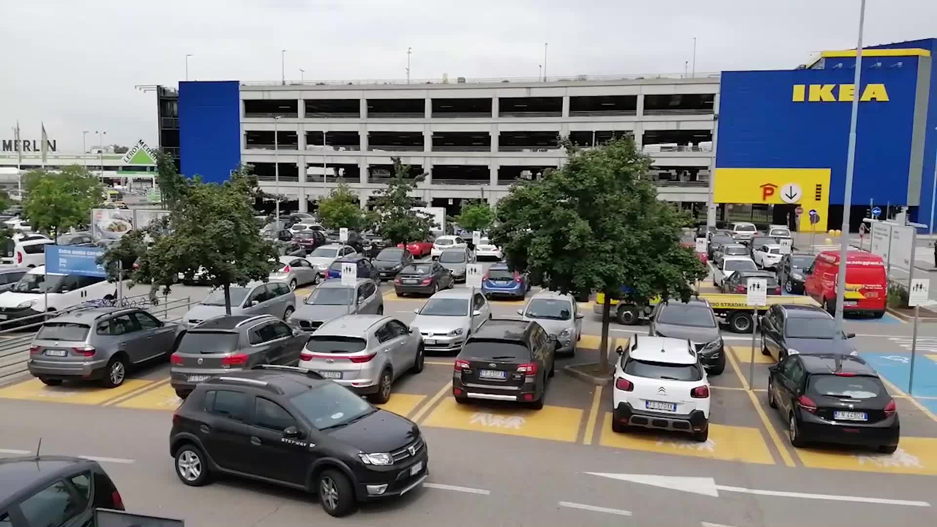 Ikea, i lavoratori senza Green Pass mangiano fuori per terra