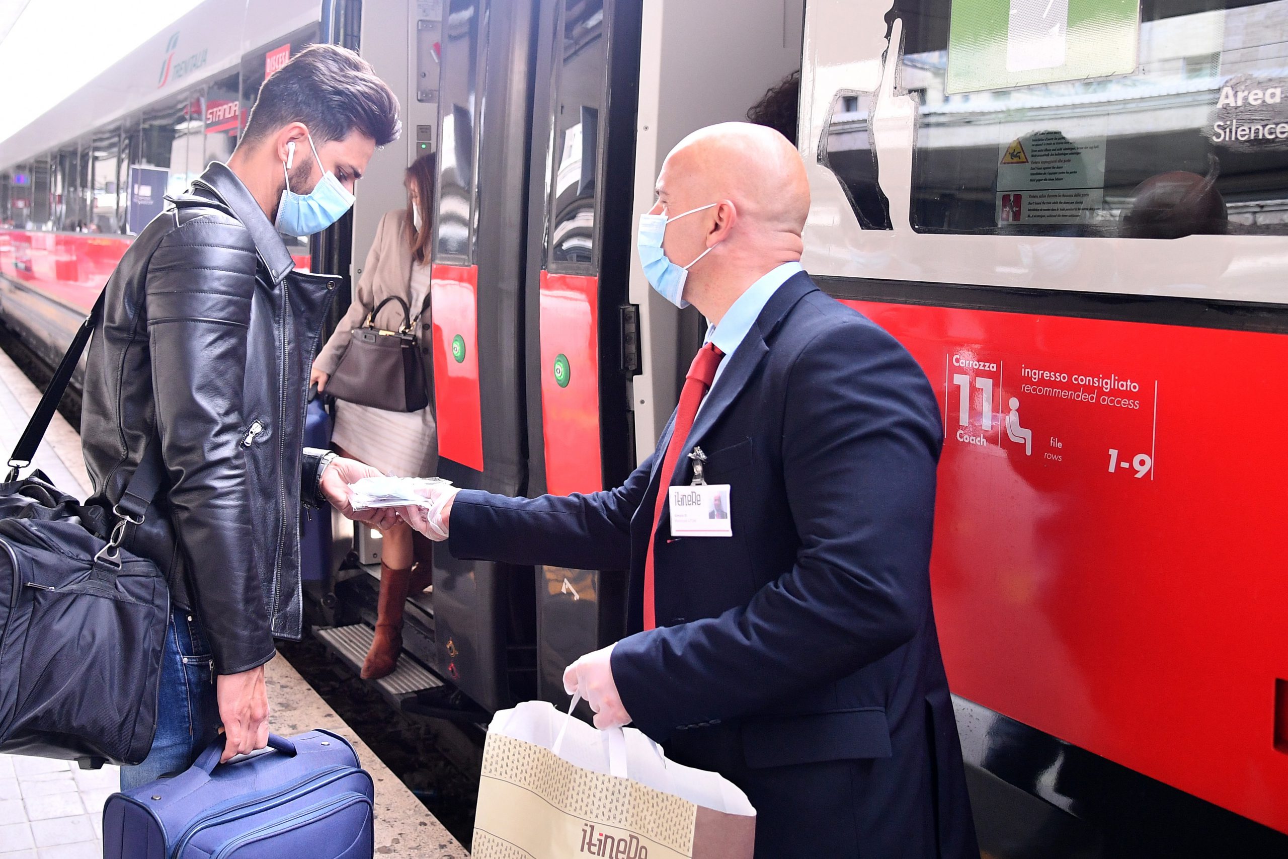 Coronavirus, timori per il ‘liberi tutti’: da oggi i treni viaggiano al 100%