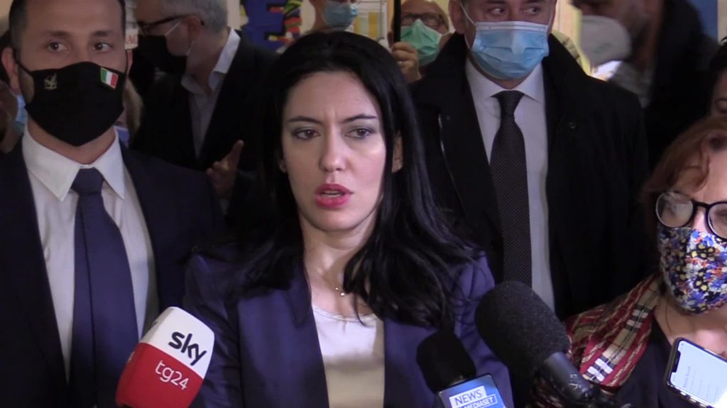 Scuola, l’appello di Lucia Azzolina: “Fare di tutto per tenerla aperta”