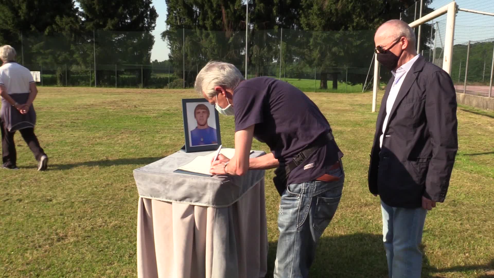 Funerali Prati, l'addio a "Pierino la peste": Baresi lo omaggia con la maglia del Milan