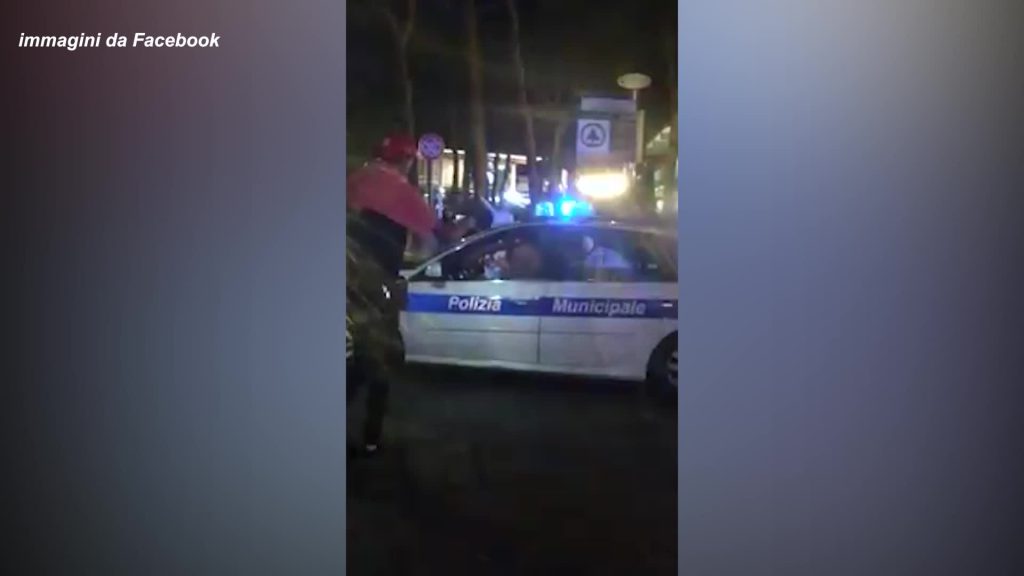 Movida a Milano Marittima, giovani entrano nell'auto dei vigili
