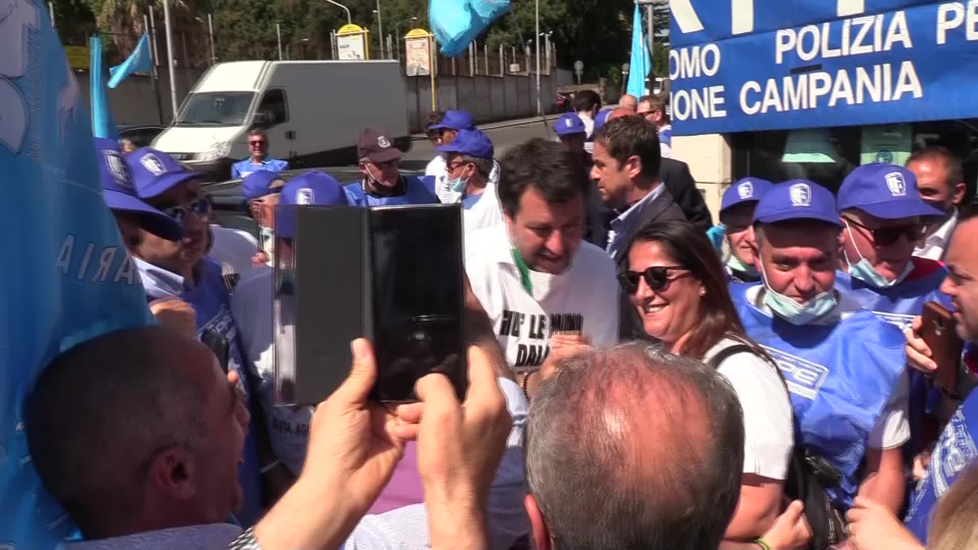 Salvini, ancora selfie senza mascherina con i sostenitori
