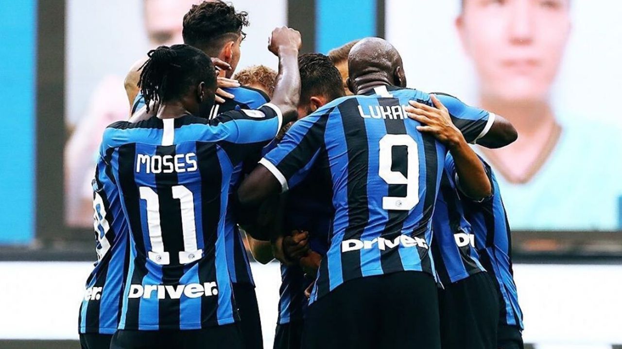 L'esultanza dei calciatori dell'Inter dopo un gol