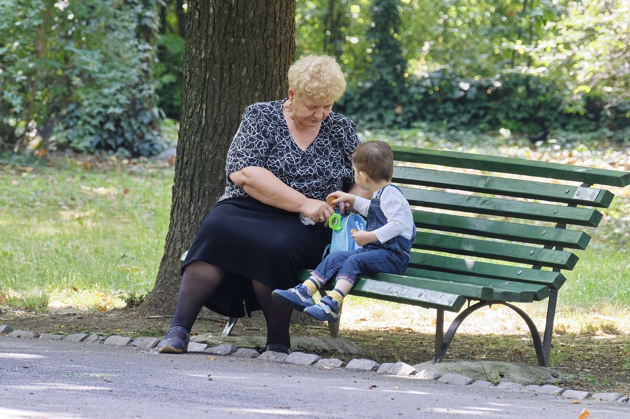 Bonus baby sitter ai nonni: chi ne ha diritto e come si richiede