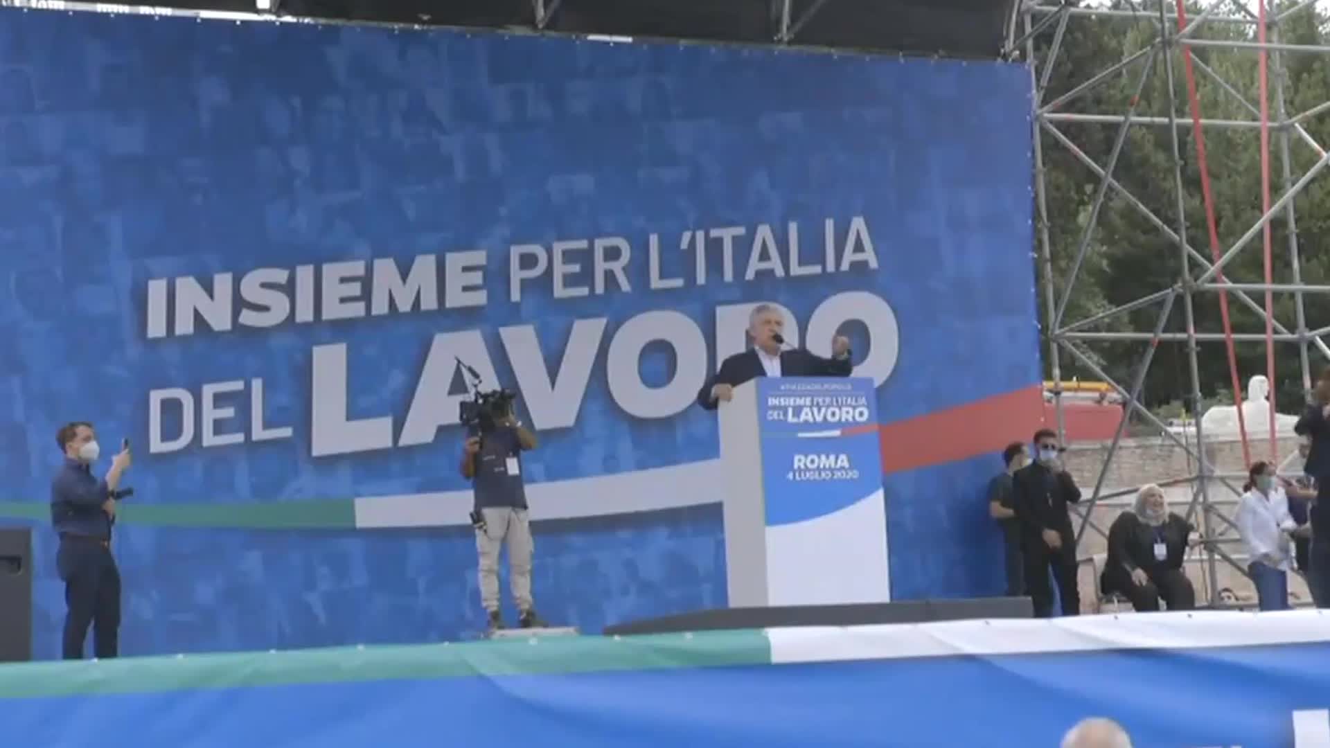 Tajani: "Vogliono trattare Salvini come fecero con Berlusconi"