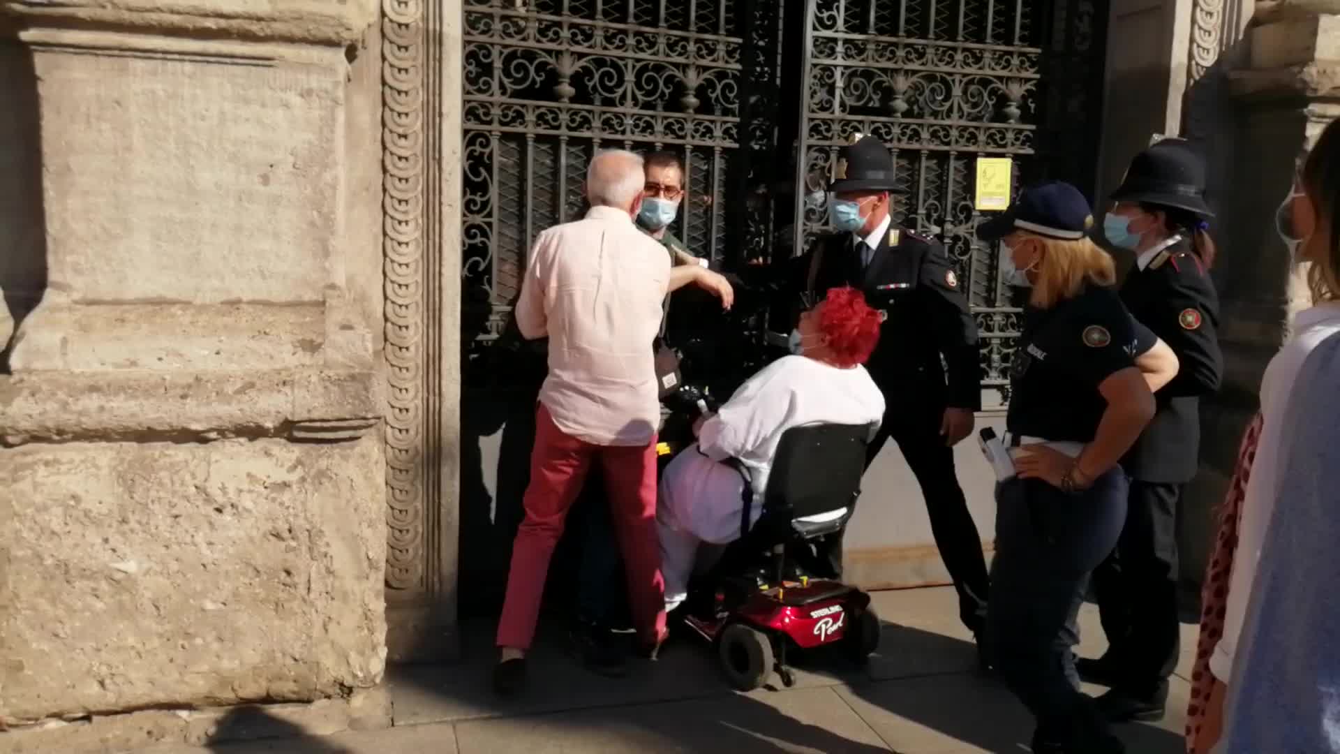 Vuole entrare con la forza a Palazzo Marino e poi urla "Evviva Salvini"