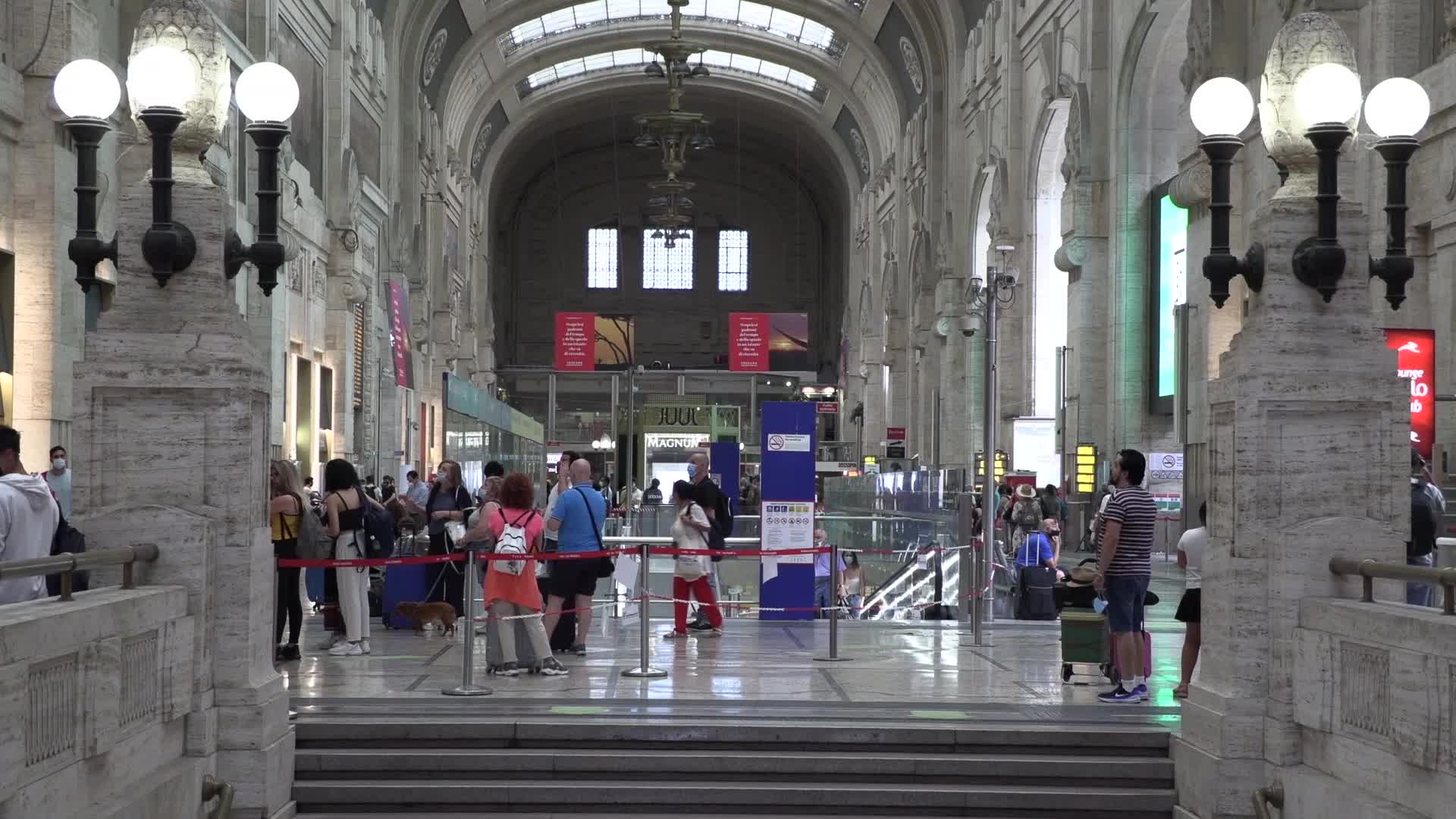 Milano, in Stazione Centrale partenze ordinate verso il mare