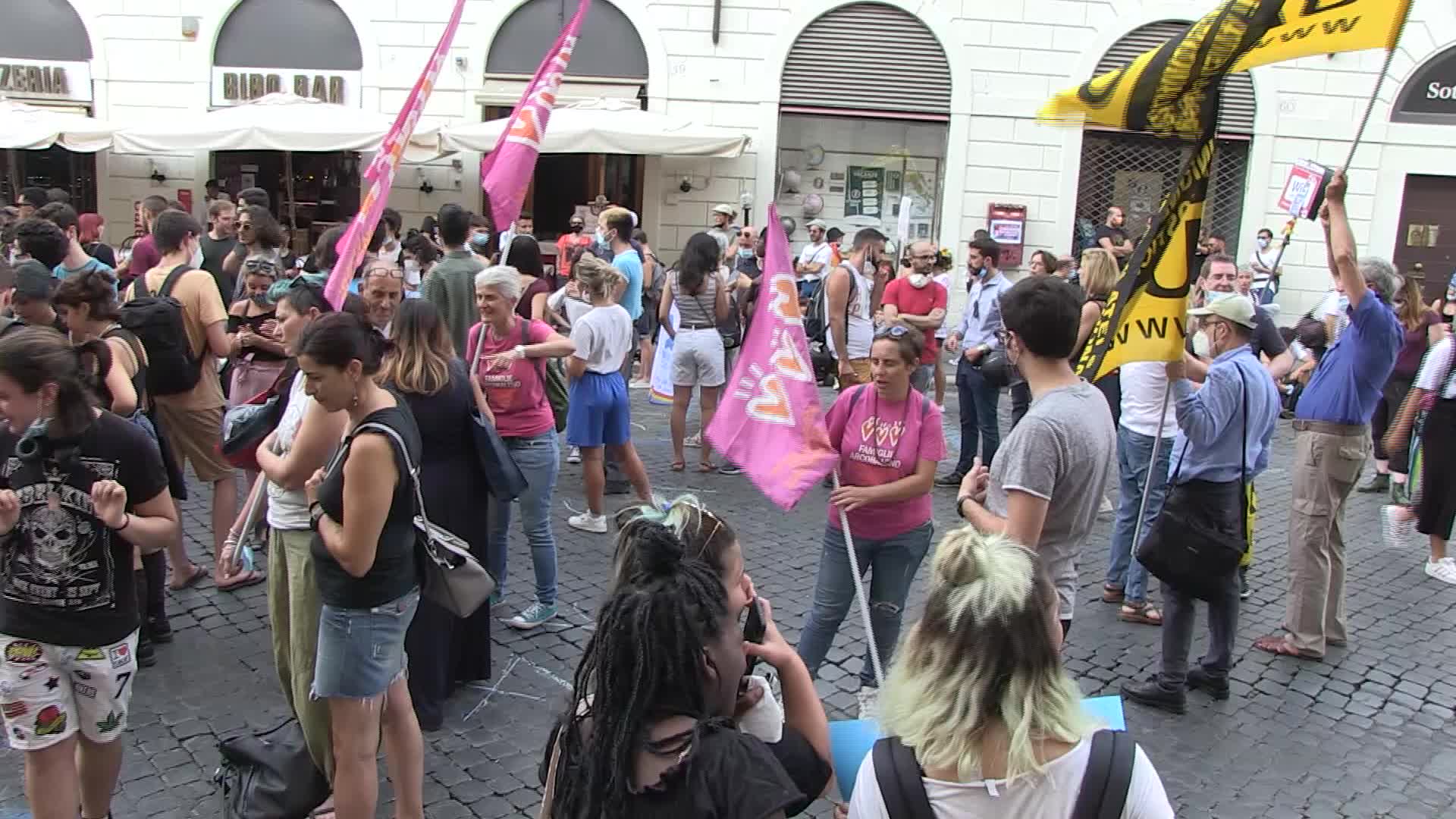 Ddl De Zan, il popolo "arcobaleno" in piazza per difendere il decreto