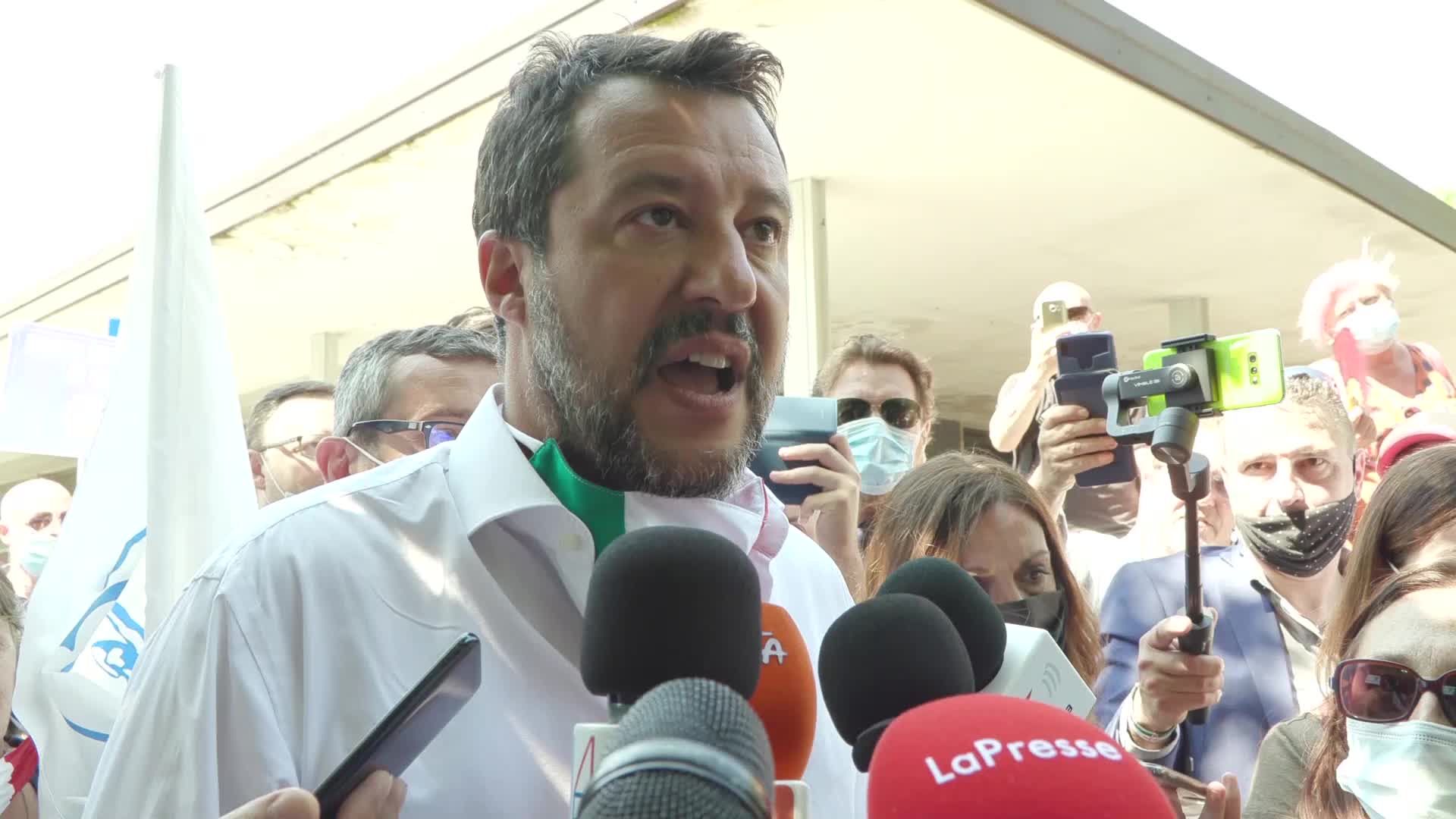Europa, Salvini: "Vedere ministri con cappello in mano è indegno"