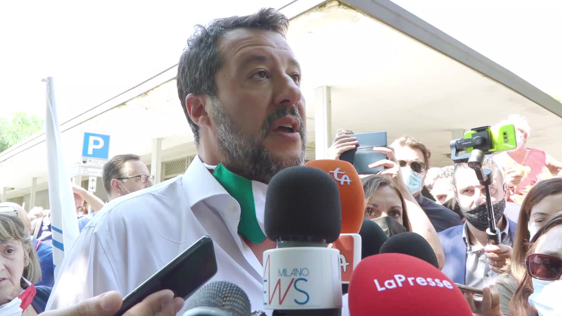 Salvini aggredito in Toscana: ragazza gli strappa camicia e rosario