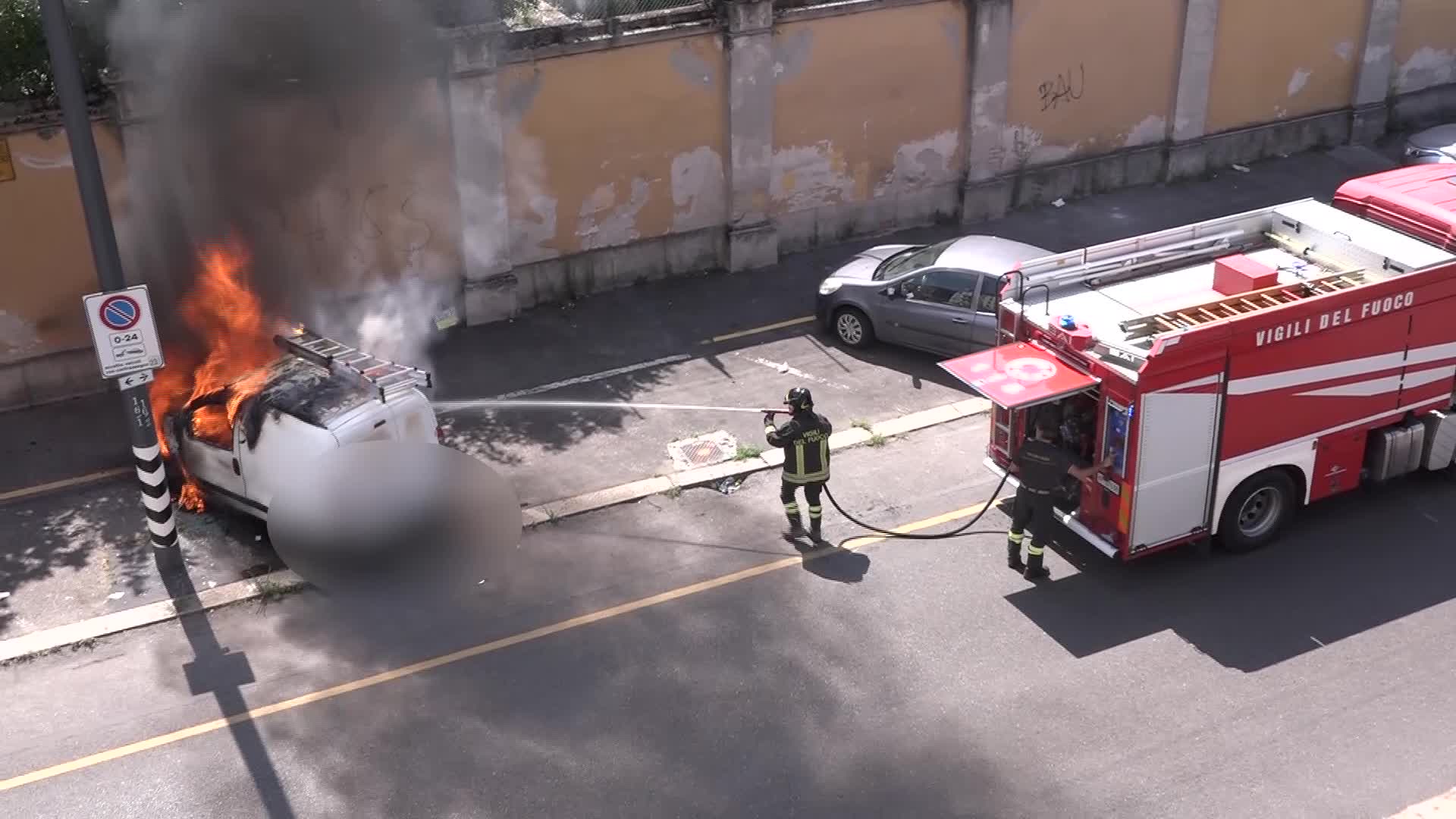 Milano, incendio di un'auto. Intervengono i Vigili del Fuoco