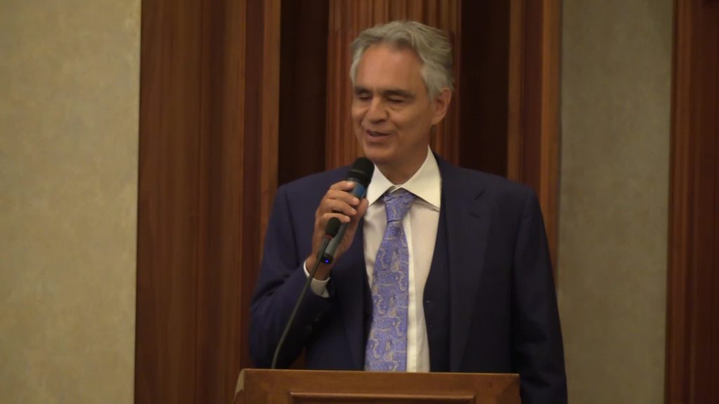 Andrea Bocelli negazionista? La rete si divide e lui si difende
