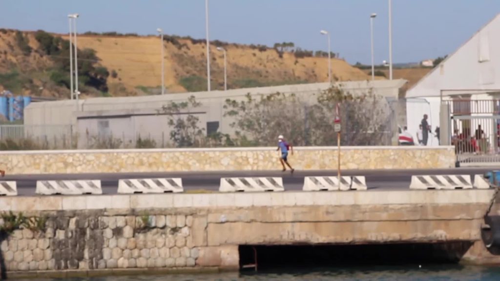 Porto Empedocle, la fuga dei migranti dalla tensostruttura