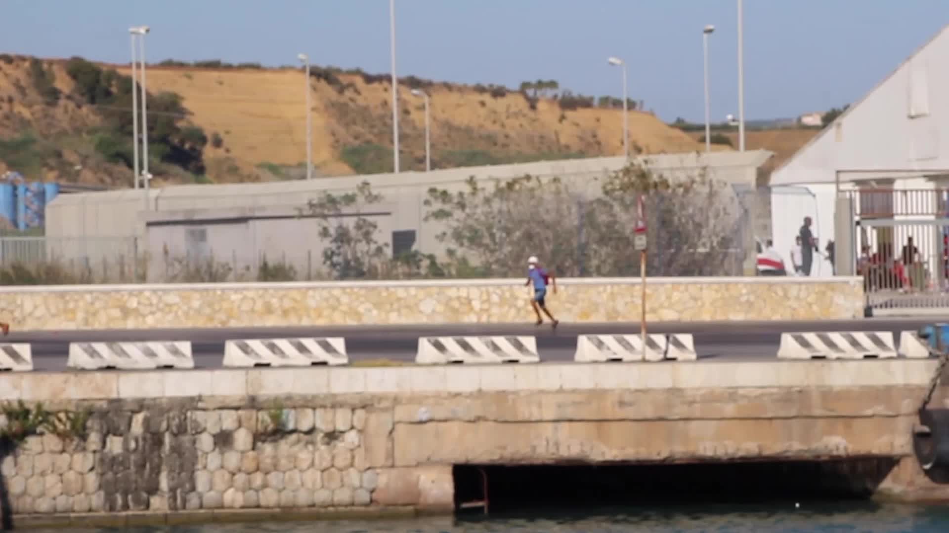 Porto Empedocle, la fuga dei migranti dalla tensostruttura