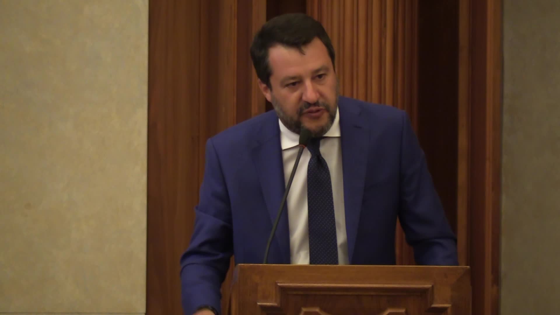Scuola, Salvini: "Fuori dal Ministero con un banco a rotelle"