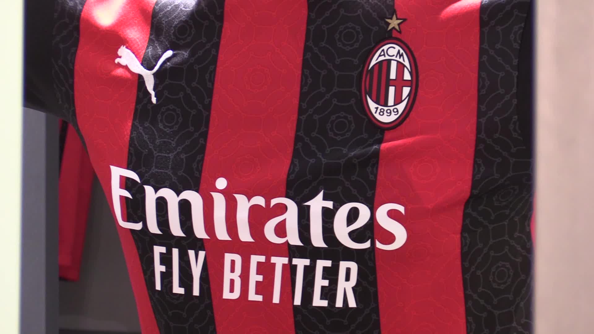 Calcio, presentate le nuove maglie di Milan e Inter