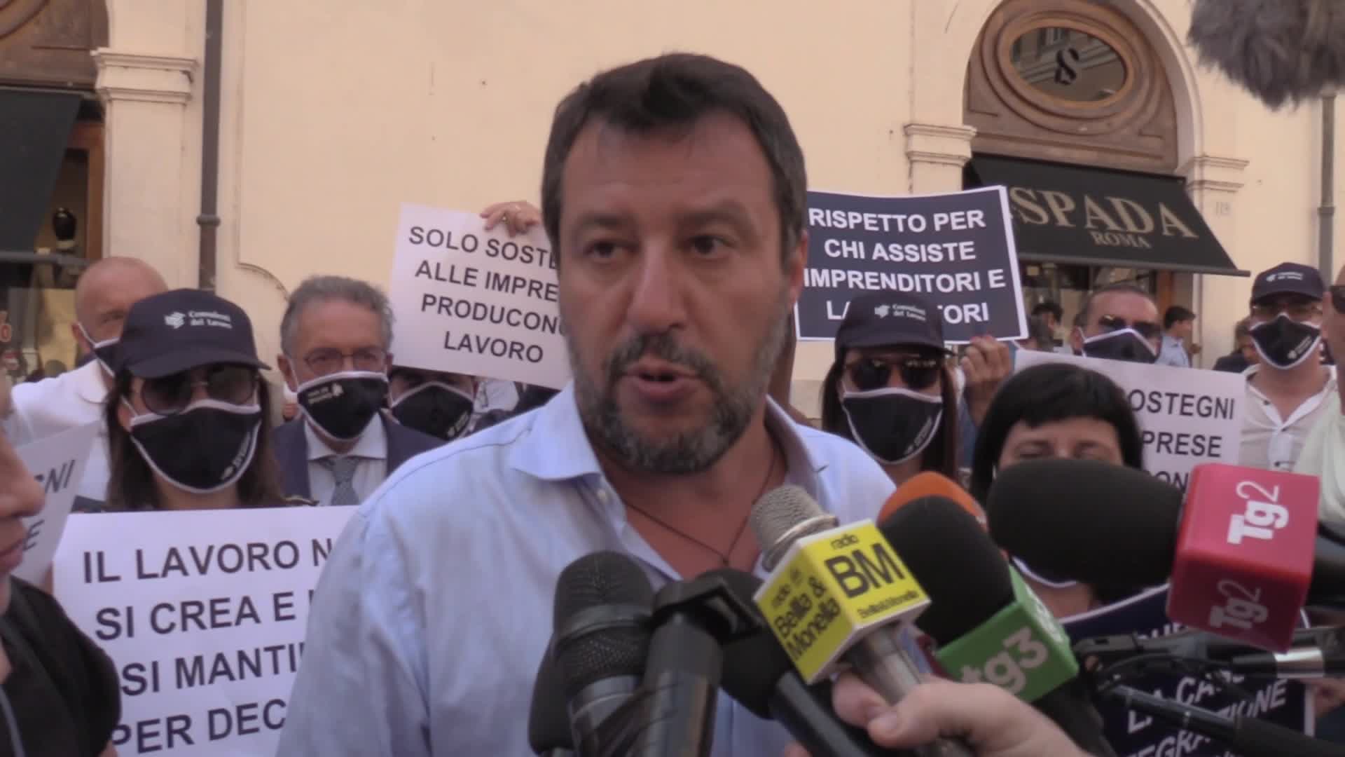 Migranti, Salvini denuncia il governo: "Favoreggiamento"