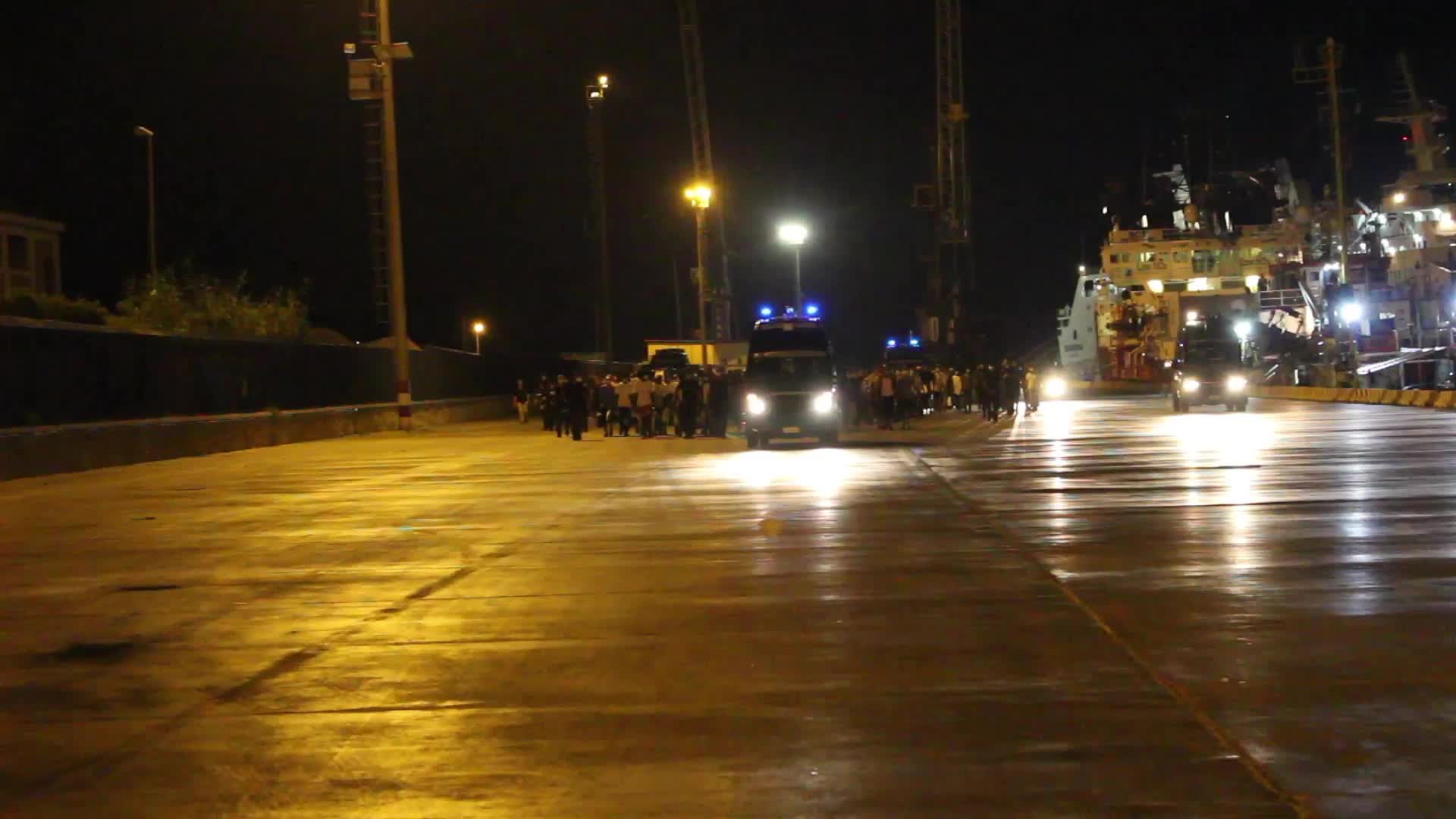 Migranti "ritardano" imbarco dei turisti: proteste a Porto Empedocle