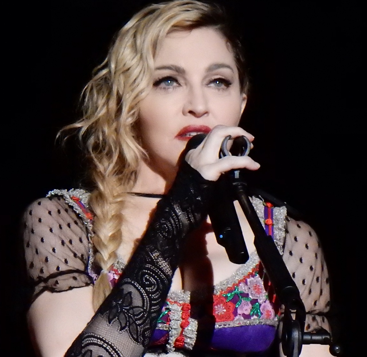 Coronavirus, Madonna censurata su Instagram: “Il vaccino c’è ma lo nascondono”