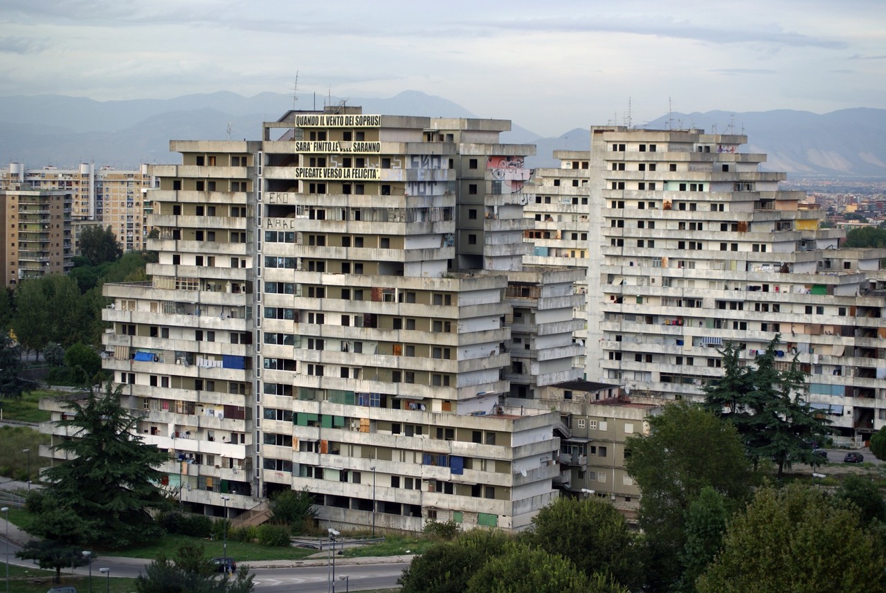 Demolita la Vela Verde di Scampia