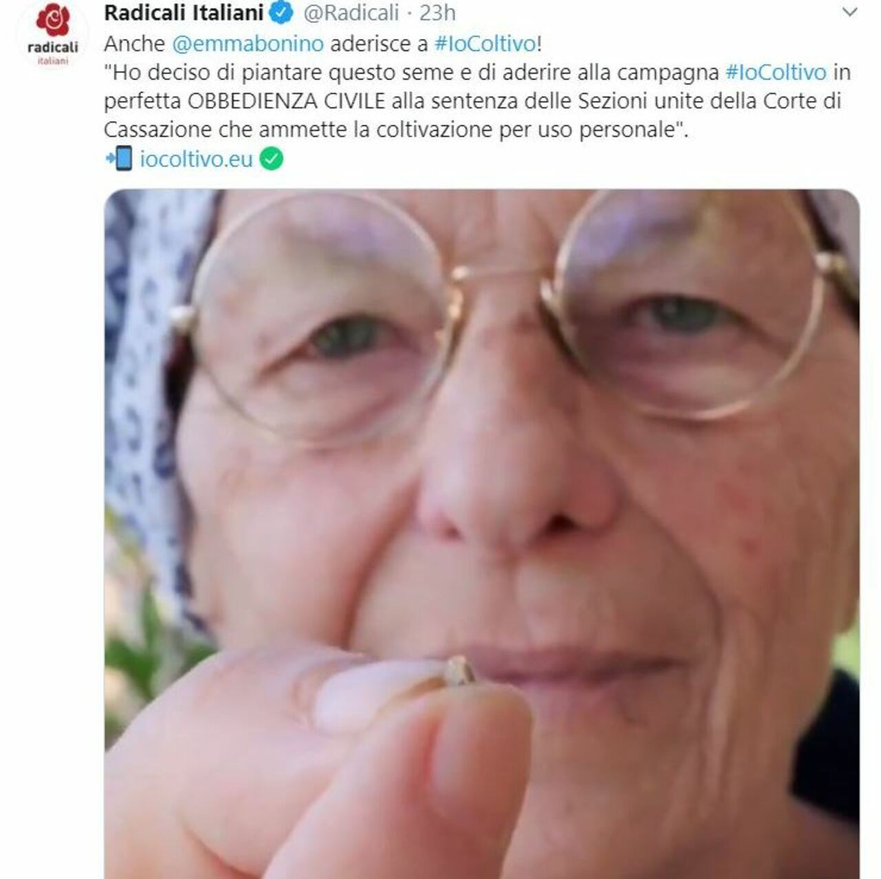 Emma Bonino pianta un seme di cannabis