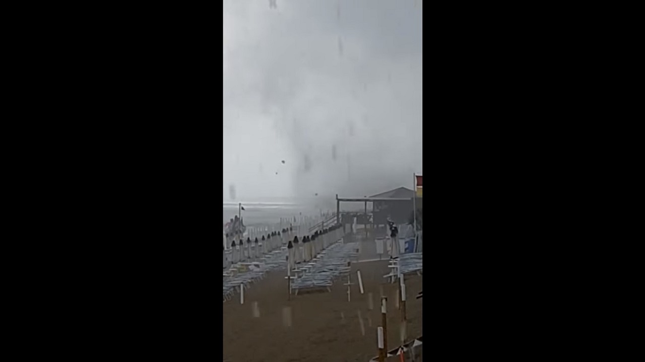 La tromba d'aria che si è abbattuta sul Lido Oasi di Sperlonga