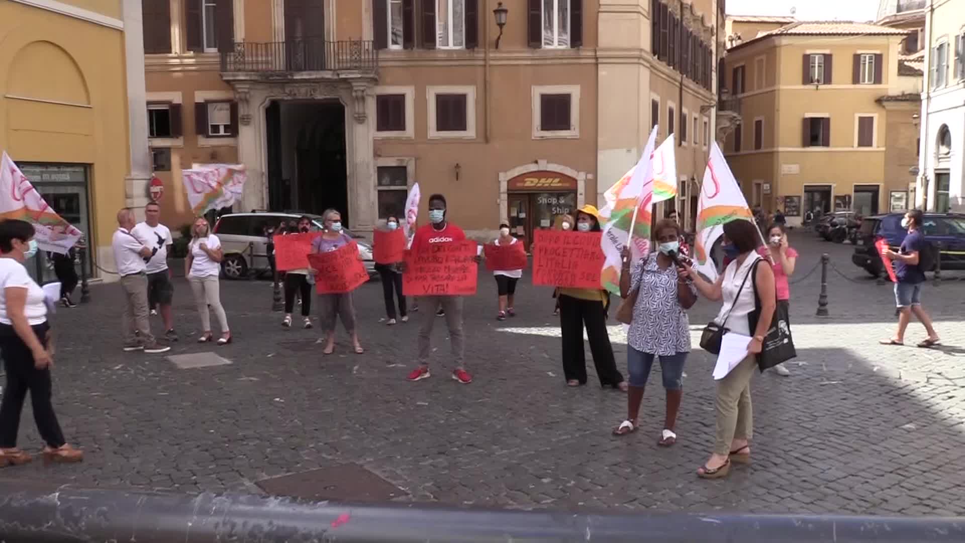 Pulizia alberghi, lavoratori in piazza: "Per noi niente cassa integrazione"