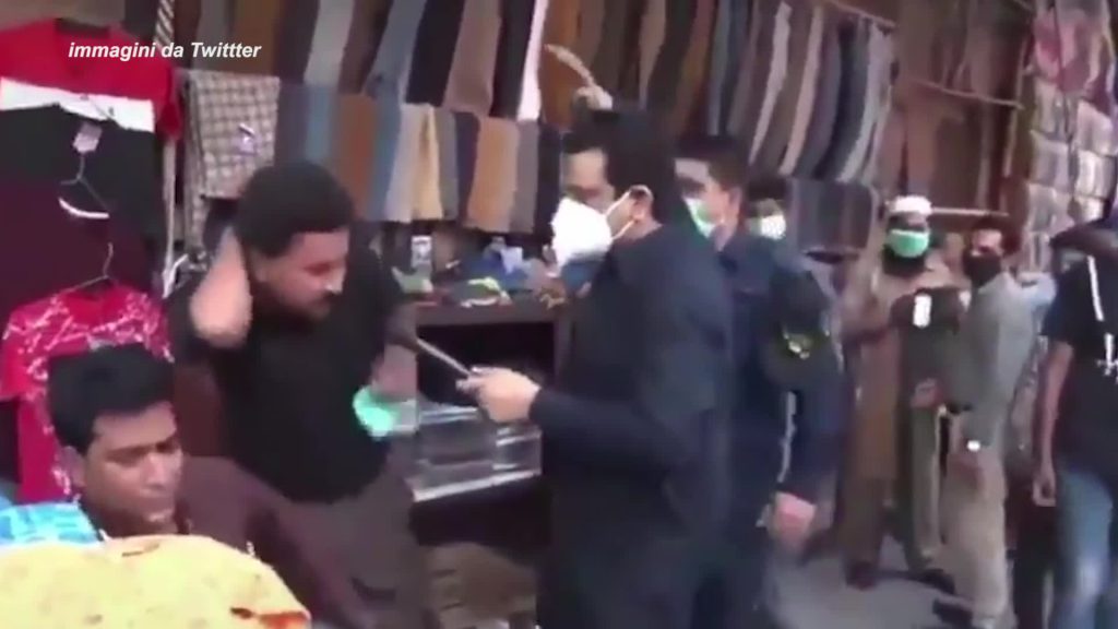 India, botte a chi non indossa la mascherina