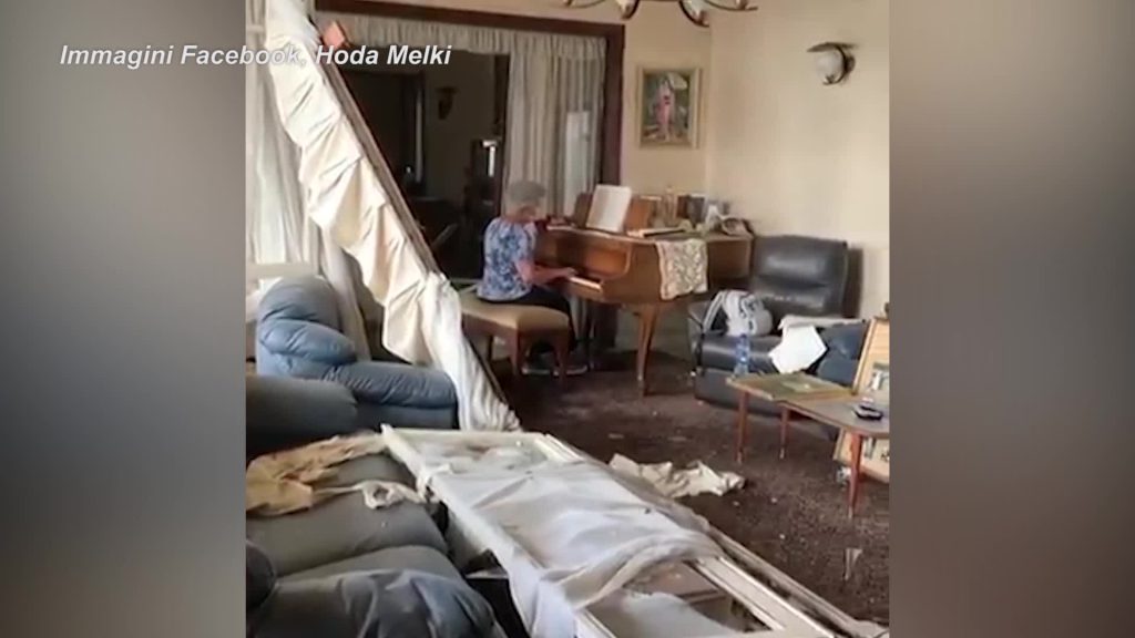 Beirut, le immagini della nonna al pianoforte che suona nel disastro