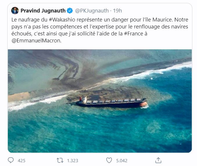 Mauritius verso la crisi ambientale: petroliera arenata perde greggio