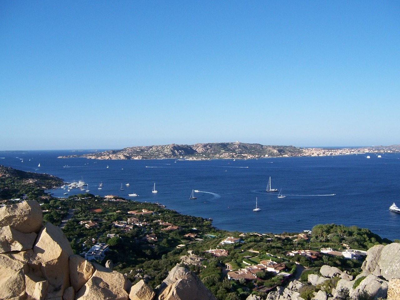 Coronavirus, liberati tutti i turisti in quarantena su un’isola in Sardegna