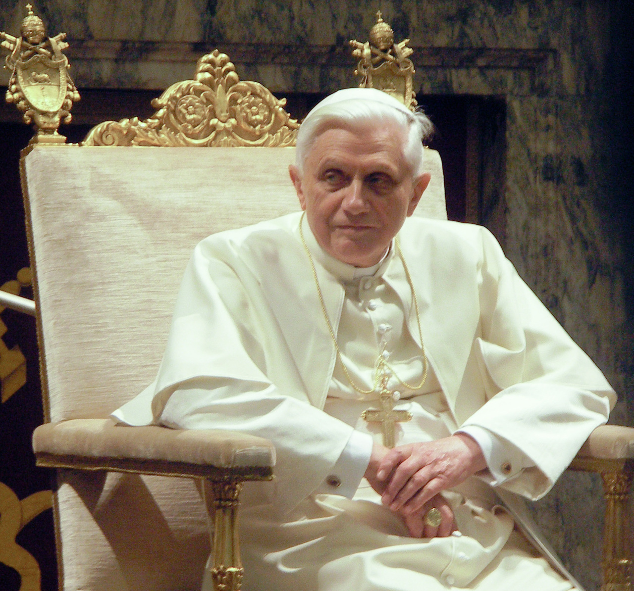 Benedetto XVI è gravemente malato: “Seria infezione al viso”