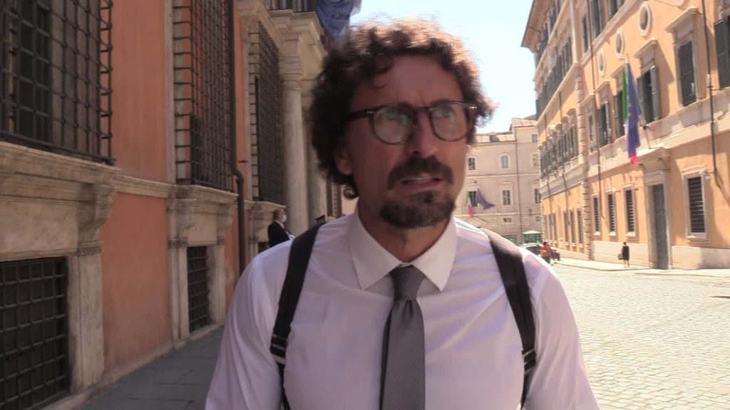 Berlusconi, Toninelli: "Quando invitava Briatore doveva domandarsi dov'era stato prima"
