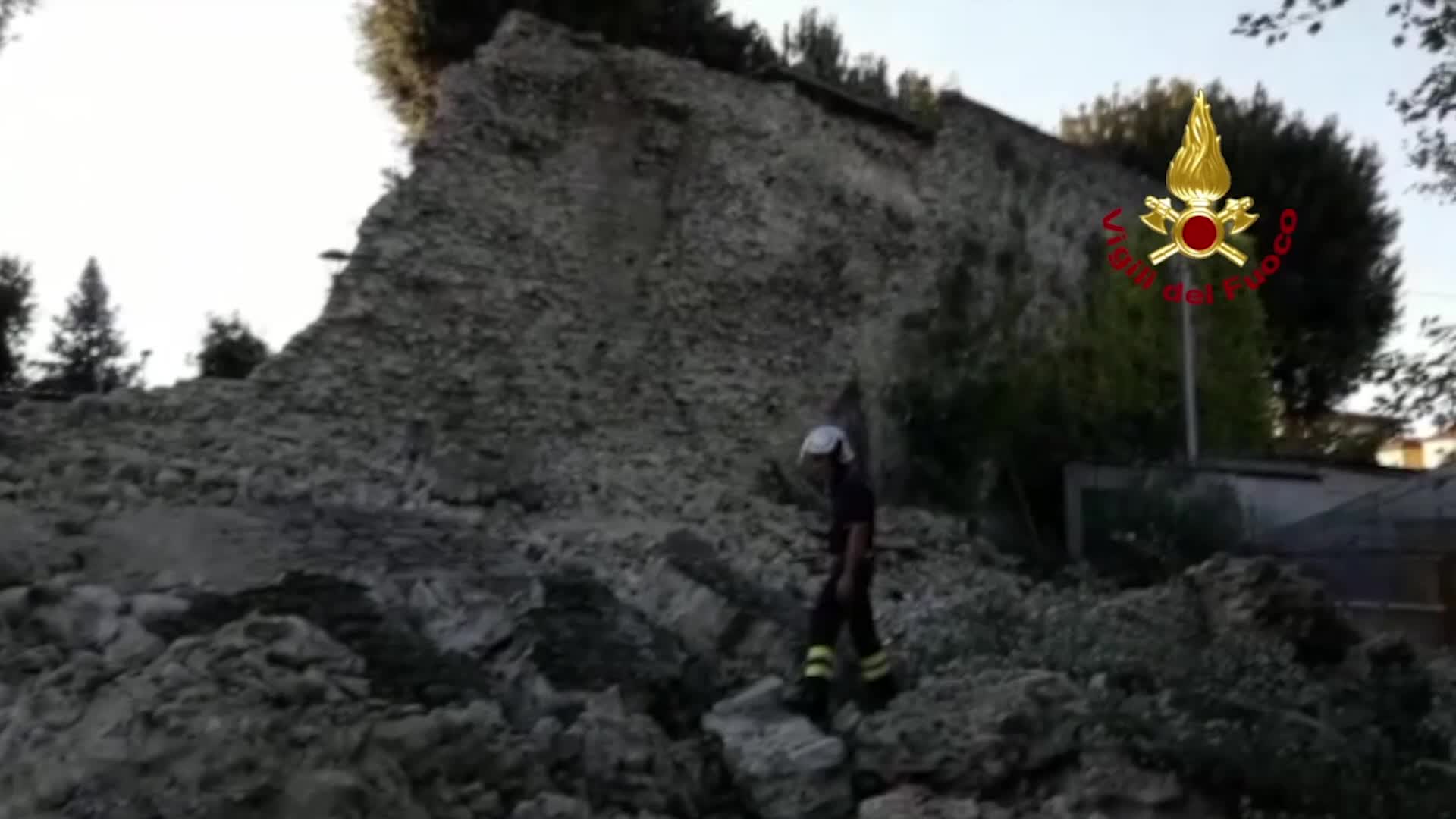 Pistoia, crollano 30 metri delle mura medievali: "Sembrava il terremoto"