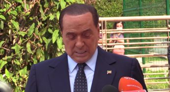 Scuola, l’appello di Berlusconi <br/> agli studenti: “Rispettate le regole”