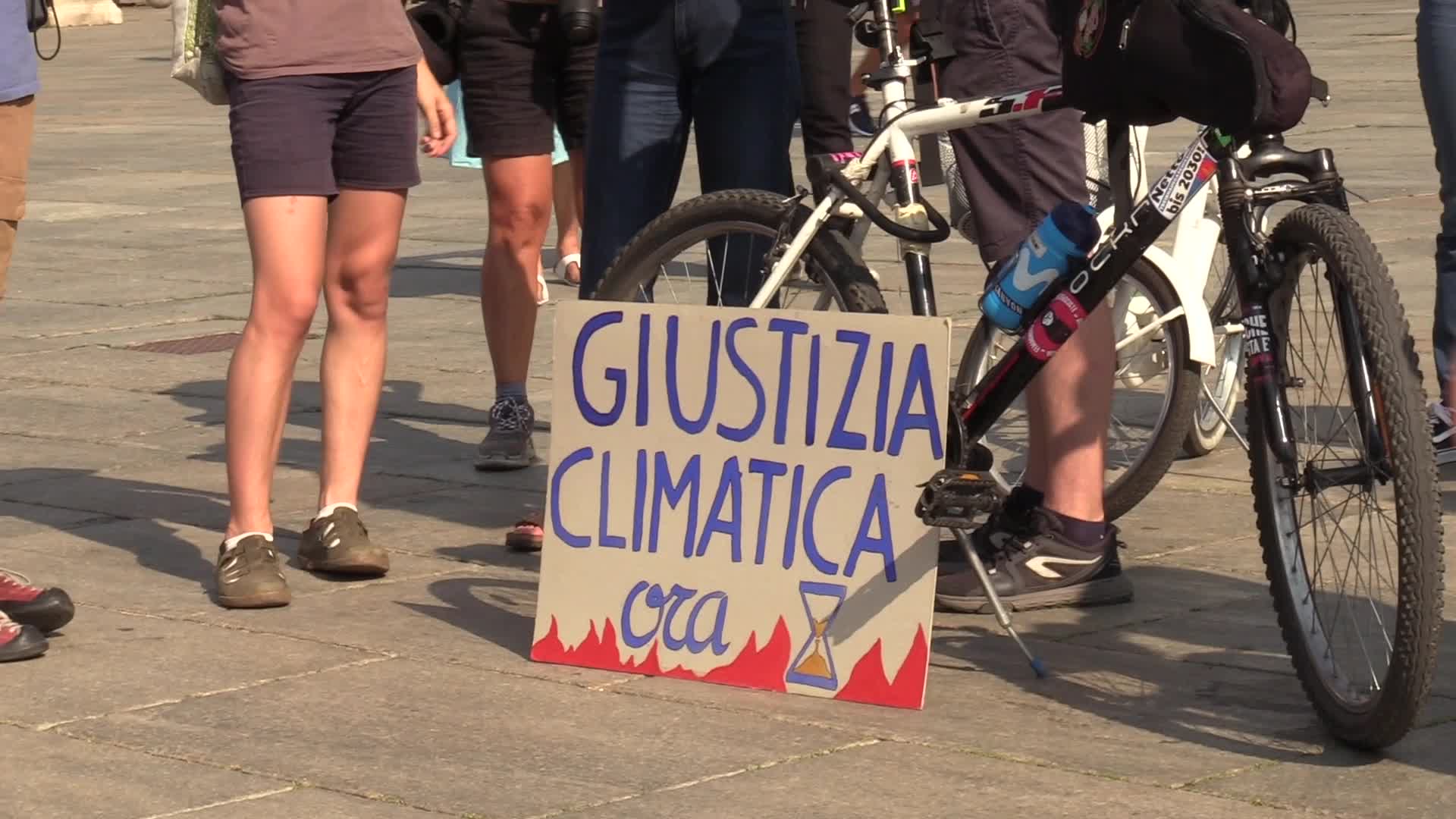 Torino, il flash mob per svegliare i media: "Non Covid ma clima in prima pagina"