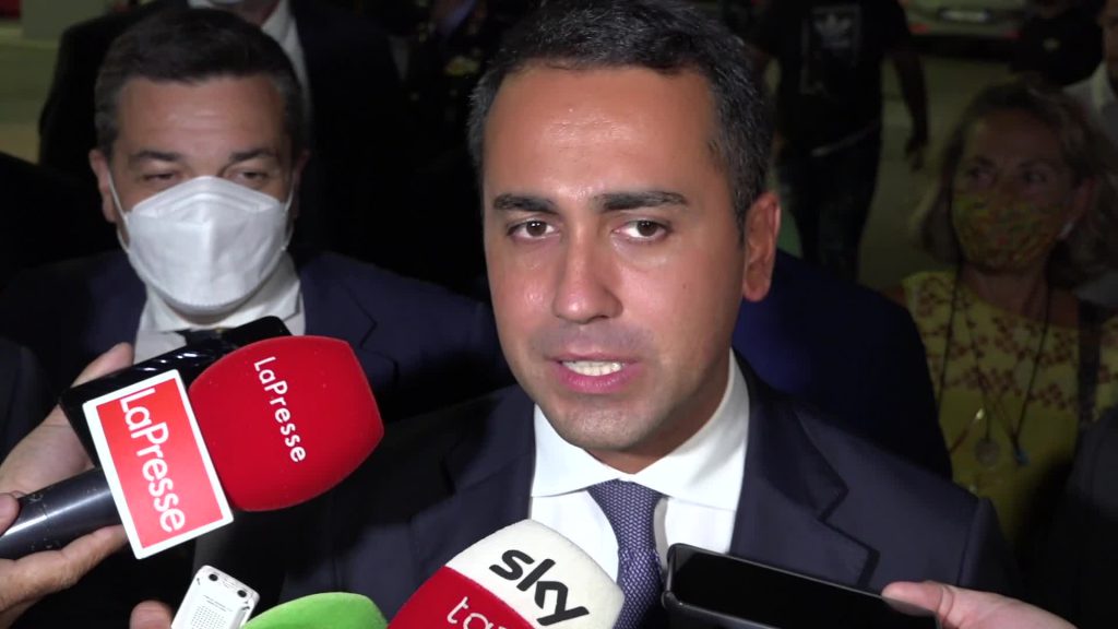 Di Maio: “Raggi? Non mi fossilizzo sui nomi”. Poi la precisazione