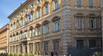 Manovra, c’è la fiducia del Senato <br/> ma i nervi in aula restano tesi
