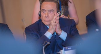 Berlusconi si fa sentire al telefono: “Combatto una malattia infernale”